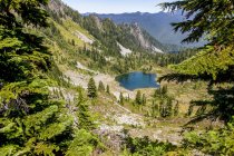 View of Round Lake, High Divide Trail, Seven Lakes Basin, Olympic Mountains, Olympic National Park, Washington in summer; Washington, United States of America — Stock Photo