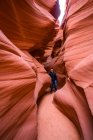 Uomo in piedi in un Slot Canyon conosciuto come Canyon X, vicino a Page; Arizona, Stati Uniti d'America — Foto stock