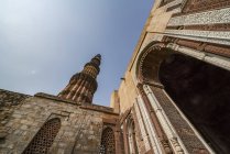Vue à angle bas de la vue historique Qutub Minar, Delhi, Inde — Photo de stock