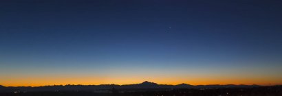 Pôr do sol brilhando sobre o horizonte com um céu azul, estrelado, Surrey, British Columbia, Canadá — Fotografia de Stock