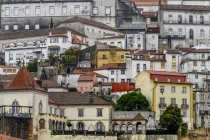 Edifícios aglomerados numa encosta; Coimbra, Portugal — Fotografia de Stock