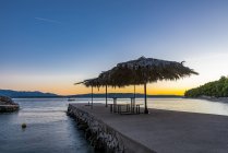 Makarska Riviera in der Abenddämmerung, Dalmatien, Kroatien — Stockfoto
