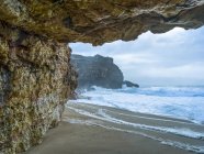 Пляж Назаре с крутыми скалами и бурными волнами; Назаре, округ Лейрия, Португалия — стоковое фото