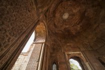 Vista di angolo basso di vista storica Qutub Minar, Delhi, India — Foto stock
