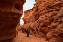 Man walking in slot canyon conosciuto come Owl Canyon, vicino Page; Arizona, Stati Uniti d'America — Foto stock