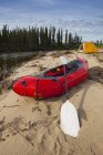 Тент і пакет на піщаному пляжі на річці Чарлі, Юкон, національний заповідник Чарлі Ріверс; Аляска, Сполучені Штати Америки. — стокове фото
