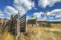 Bauernhof mit Windmühle; Denver, Colorado, Vereinigte Staaten von Amerika — Stockfoto