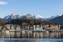 Vue d'hiver du port de Sitka avec la colline Gavan et les montagnes Sisters en arrière-plan ; Sitka, Alaska, États-Unis d'Amérique — Photo de stock