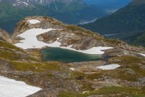 Живописный вид на величественный ландшафт и озеро Национального парка Кенай-фьорды, Аляска, Соединенные Штаты Америки — стоковое фото