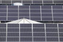 Vista de ángulo alto de los paneles solares en una industria - foto de stock