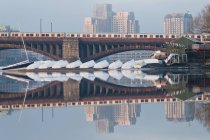 Treno in movimento sul ponte con barche a vela nel fiume, Longfellow Bridge, Charles River, Boston, Contea di Suffolk, Massachusetts, USA — Foto stock