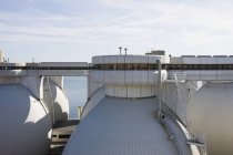 Цистерны для реакторов на водоочистной установке — стоковое фото