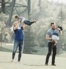 Retrato de una familia con niños pequeños en un parque, Edmonton, Alberta, Canadá - foto de stock