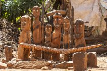 Wagen, aus Holz geschnitzte Gedenkstatuen; Karat-Konso, Äthiopien — Stockfoto
