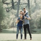 Uma família com crianças pequenas brincando em um parque; Edmonton, Alberta, Canadá — Fotografia de Stock