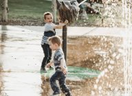 Jungen in einem Spraypark; Edmonton, Alberta, Kanada — Stockfoto