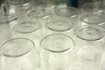 Vista de primer plano de los vasos de precipitados de laboratorio vacíos - foto de stock