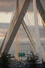 Traffico in movimento su un ponte, Leonard P. Zakim Bunker Hill Bridge, Boston, Contea di Suffolk, Massachusetts, USA — Foto stock