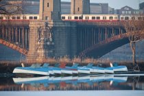 Treno in movimento sul ponte con barche a vela nel fiume, Longfellow Bridge, Charles River, Boston, Contea di Suffolk, Massachusetts, USA — Foto stock