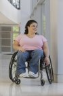 Mulher com Spina Bifida sentado em uma cadeira de rodas e sorrindo — Fotografia de Stock