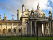 Exterior del Royal Pavilion; Brighton, East Sussex, Inglaterra - foto de stock