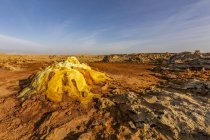 Vista panorámica de piscinas ácidas, formaciones minerales, depósitos de sal en el cráter del volcán Dallol, Depresión de Danakil; Región de Afar, Etiopía - foto de stock
