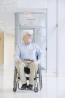 Professore universitario con distrofia muscolare seduto su una sedia a rotelle — Foto stock
