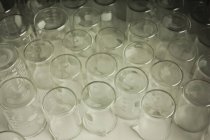 Крупный план пустых лабораторных стаканов — стоковое фото