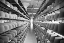 Vue panoramique de l'intérieur moderne d'une usine — Photo de stock