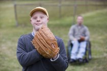 Vater und Sohn mit Down-Syndrom spielen Baseball im Park — Stockfoto