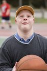 Homem com Síndrome de Down jogando basquete — Fotografia de Stock