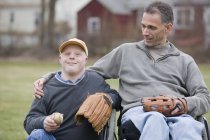 Pai e filho com síndrome de Down prestes a jogar beisebol no parque — Fotografia de Stock