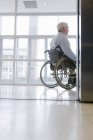 Professore universitario con distrofia muscolare seduto su una sedia a rotelle — Foto stock