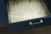 Vue rapprochée des béchers de laboratoire vides dans le tiroir — Photo de stock