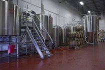 Резервуары для брожения на пивоварне в Массачусетсе — стоковое фото