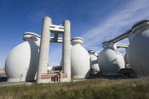 Réservoirs de digesteur dans une usine de traitement des eaux — Photo de stock
