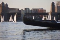 Живописный вид гондольной лодки на реке в Бостоне, округ Саффолк, штат Массачусетс, США — стоковое фото
