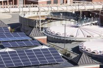 Vista de alto ângulo de painéis solares em uma indústria — Fotografia de Stock
