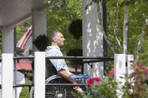 Mann mit Querschnittslähmung im Rollstuhl an der Spitze einer begehbaren Rampe — Stockfoto