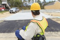 Supervisore di costruzione con midollo spinale lesione ispezionare lavori di fondazione casa — Foto stock