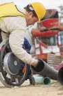 Supervisor de construção com lesão da medula espinhal que inspeciona tubos de drenagem — Fotografia de Stock