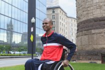 Человек в инвалидной коляске, у которого был менингит позвоночника, двигался самостоятельно в городе — стоковое фото