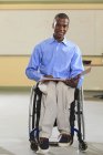 Estudante de engenharia em uma sala de aula de eletrônica em uma cadeira de rodas da meningite espinhal — Fotografia de Stock