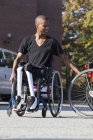 Mann mit Rückenmarksmeningitis im Rollstuhl beim Einsteigen in sein barrierefreies Fahrzeug — Stockfoto