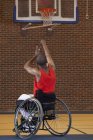Mann mit Rückenmarksmeningitis im Rollstuhl bei einem Netzschuss im Basketball — Stockfoto