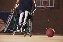 Человек с менингитом в инвалидной коляске играет в баскетбол — стоковое фото