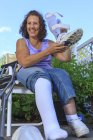 Mulher com Spina Bifida ajustando a cinta da perna — Fotografia de Stock