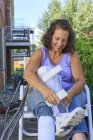 Mulher com Spina Bifida ajustando a cinta da perna — Fotografia de Stock