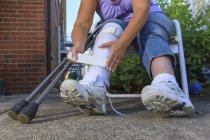 Frau mit Spina bifida einstellende Beinstrebe — Stockfoto