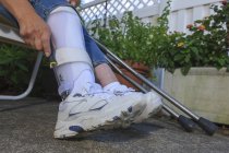 Frau mit Spina bifida einstellende Beinstrebe — Stockfoto